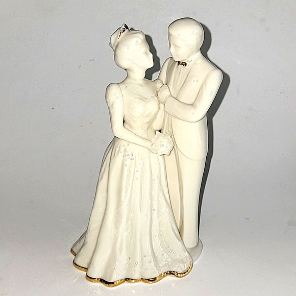 LENOX WEDDING PROMISE PORCELAIN BRIDE & GROOM CAKE TOPPER/FIGURINE VICTORIAN - Picture 1 of 9